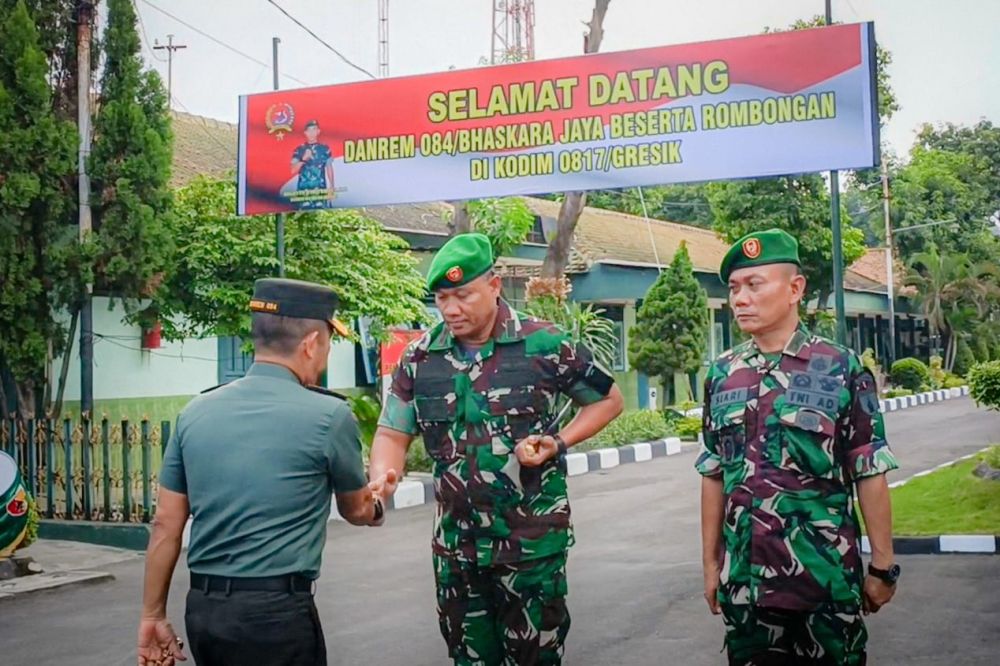 Danrem 084/BJ Brigjen TNI Yusman Madayun saat kunjungan ke Kodim 0817 Gresik