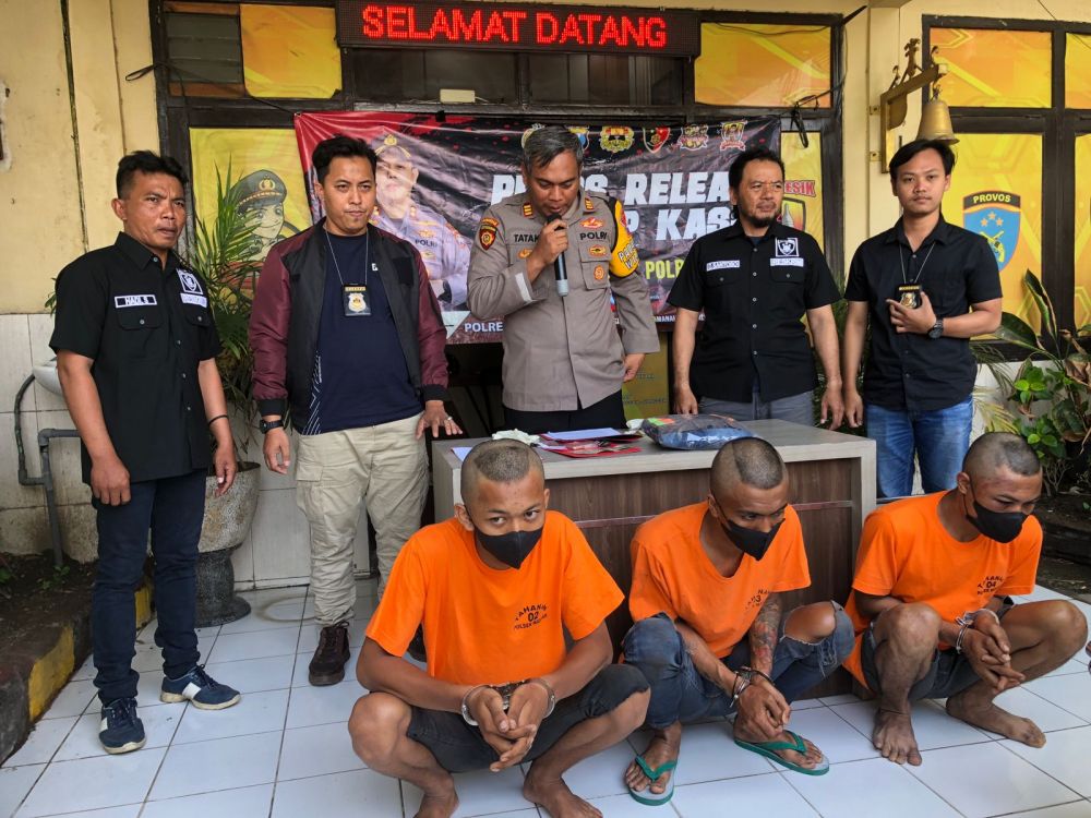 Tersangka diamankan Polisi beserta barang buktinya