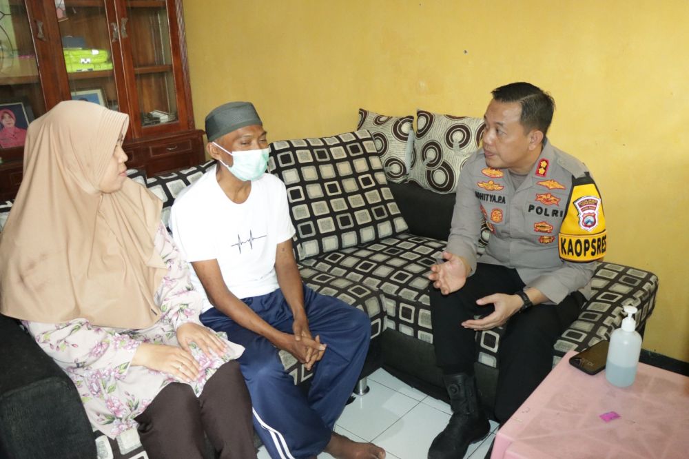 Kapolres Gresik AKBP Adhitya Panji Anom saat jenguk anggota Polres Gresik yang sedang sakit