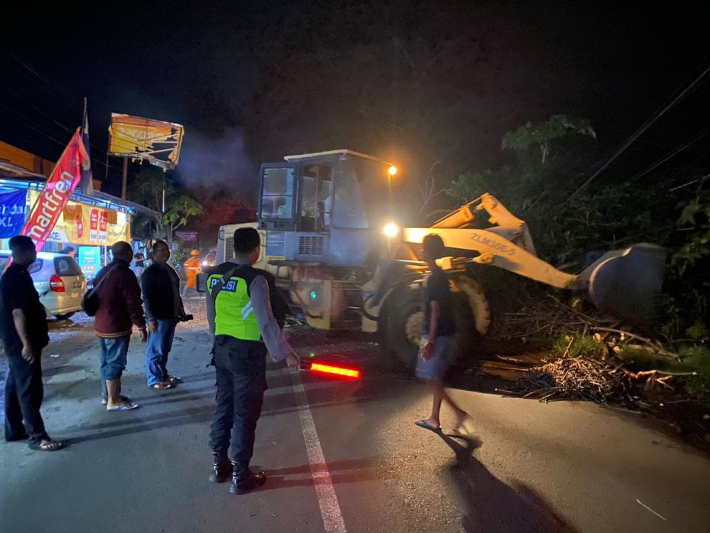 Polsek Prajekan Bantu Evakuasi Pohon Tumbang Tutup Akses Jalan