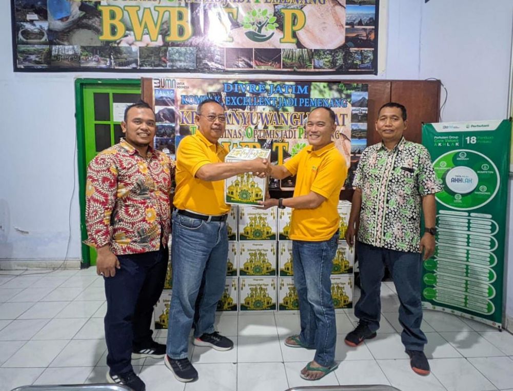 Perhutani KPH Banyuwangi Barat bagi bingkisan lebaran ke karyawan