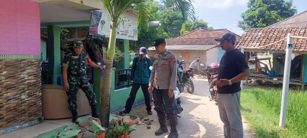 Sinergitas TNI Polri Bersama Pihak Terkait Bantu Korban Gempa di Sangkapura