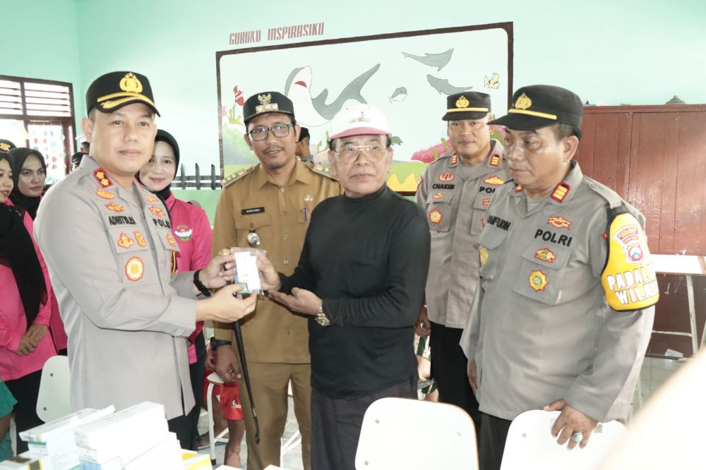 Kapolres Gresik Bersama Tim Trauma Healing Kunjungi Korban Gempa di Pulau Bawean