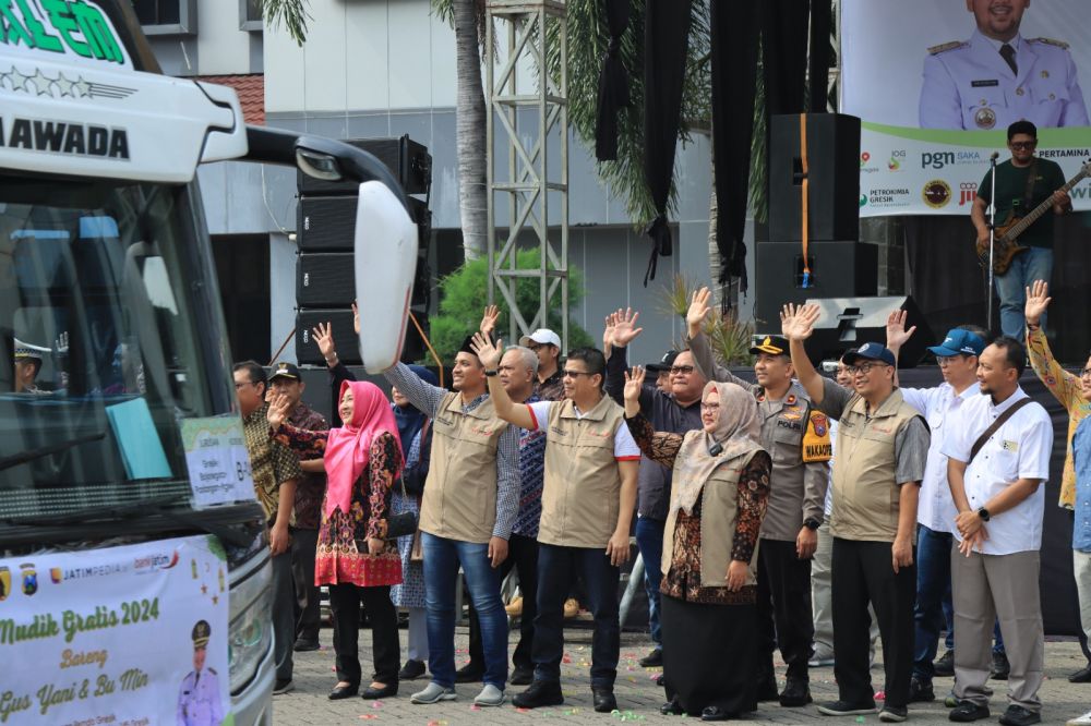 Forkopimda Gresik lepas bus mudik lebaran gratis