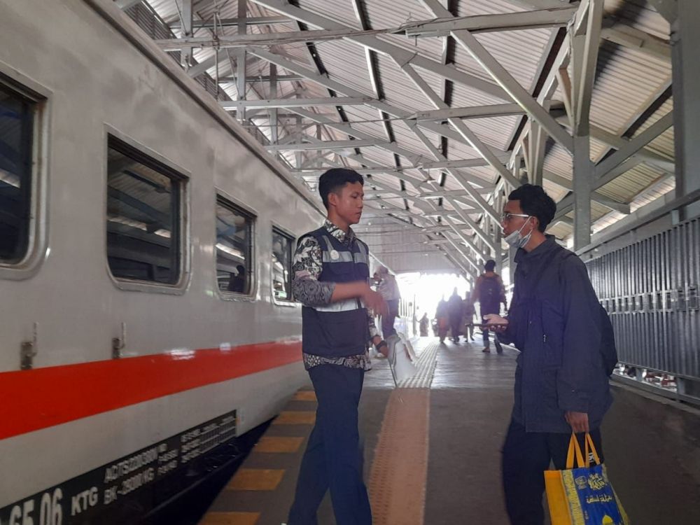 Sukseskan Angkutan Lebaran 2024, Kontribusi Relawan Komunitas Railfans dan Pramuka Surabaya
