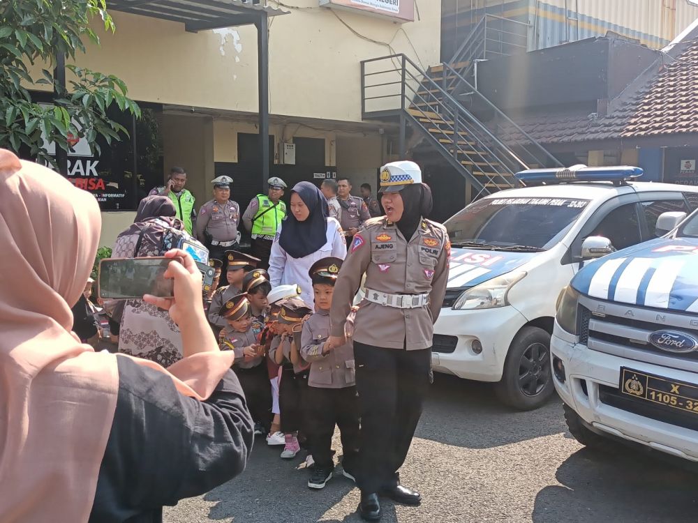 Satlantas Polres Pelabuhan Tanjung Perak Surabaya terima kunjungan TK Kreatif Bunda Lily