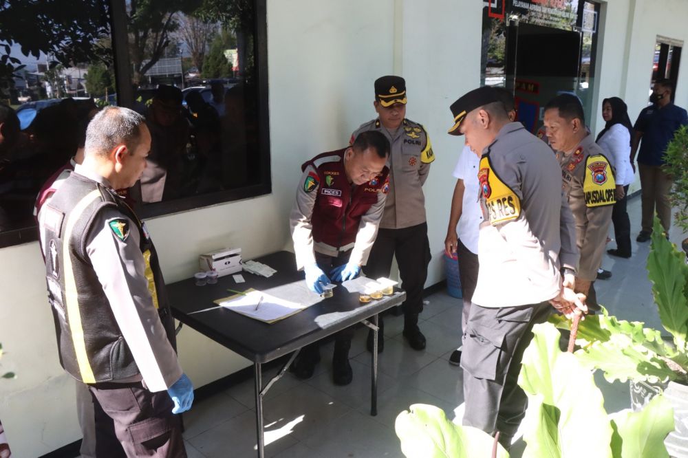 Kapolres Bondowoso AKBP Lintar Mahardhono tinjau tes urine anggota