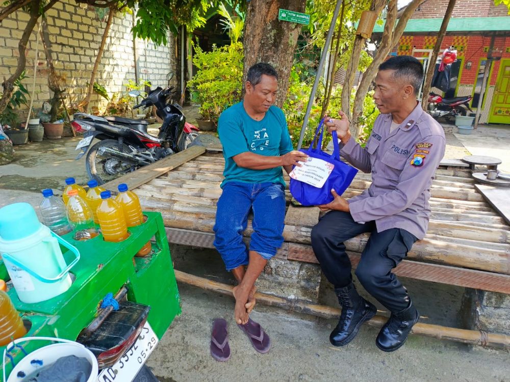 Sambut HUT Bhayangkara ke-78, Polsek Wringinanom Bagi Sembako ke PKL