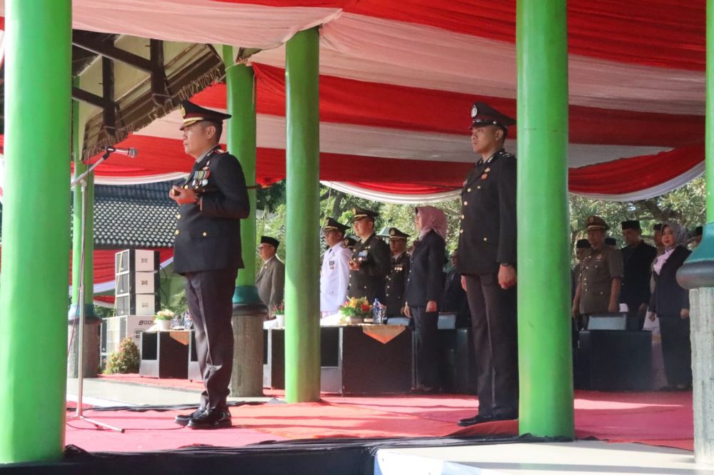 Kapolres Bondowoso AKBP Lintar Mahardhono saat upacara HUT Bhayangkara