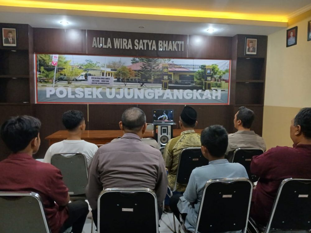 Polres Gresik di HUT Bhayangkara gelar wayang kulit