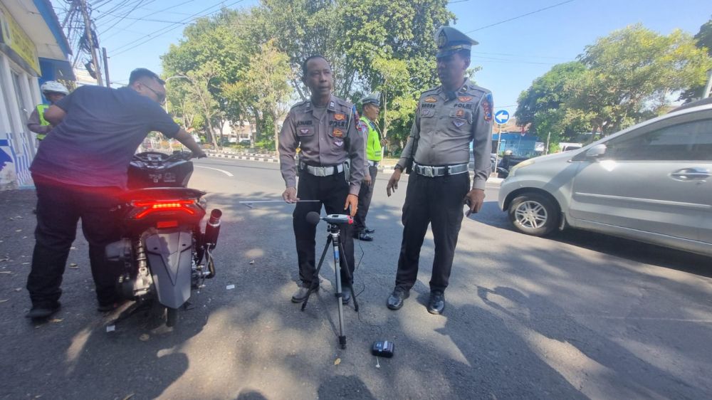 Satlantas Polres Gresik lakukan uji knalpot dengan sound level meter