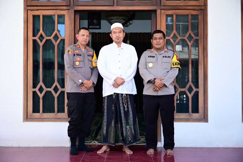 Kapolres Gresik AKBP Arief Kurniawan saat silaturahmi ke Ponpes Qomarudin Bungah