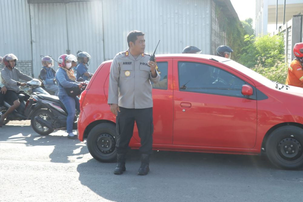 Kapolres Gresik AKBP Arief Kurniawan bantu urai kemacetan 