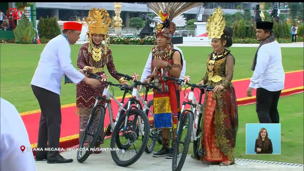 Ibu Ketua DPD RI Enny LaNyalla terima hadiah sepeda dari Presiden RI Joko Widodo