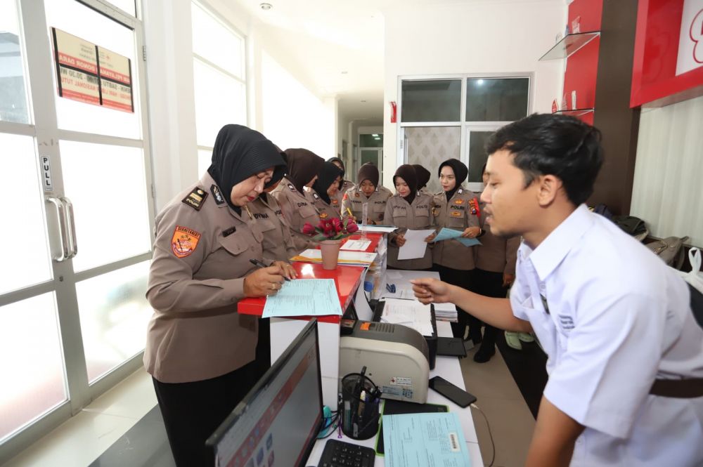 Polwan Polres Gresik datangi PMI Kota Gresik untuk donor darah