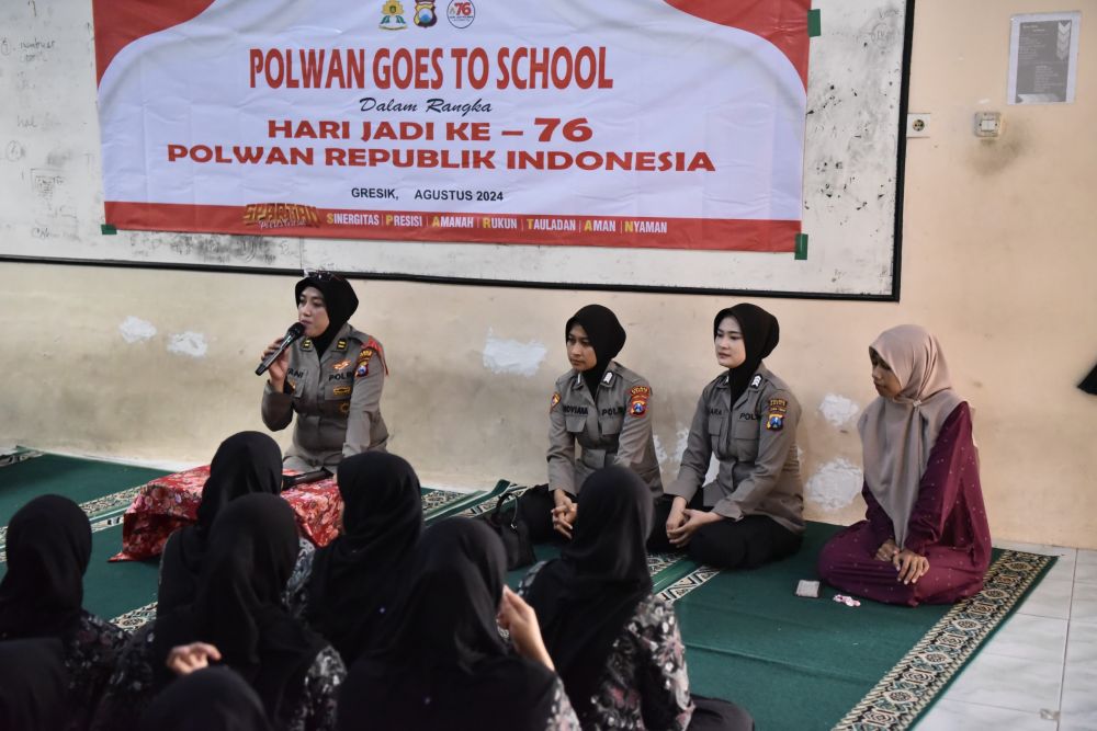 Polwan Polres Gresik sosialisasi bullying ke SMK Nurul Ihsan