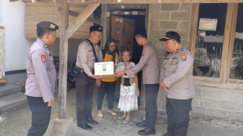 Polsek Kedungwaru beri bantuan sembako ke warga kurang mampu