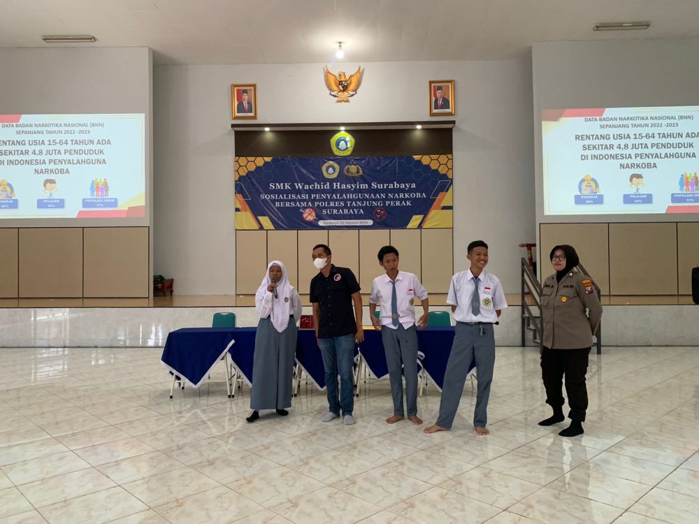 Satresnarkoba Polres Pelabuhan Tanjung Perak Surabaya di HUT Polwan gelar sosialisasi bahaya Narkoba di SMK Wachid Hasyim