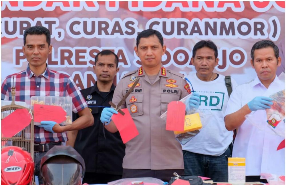 Kapolres Sidoarjo menunjukkan barang bukti