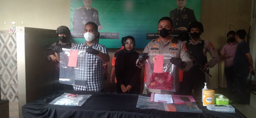 Kapolres Pelabuhan Tanjung Perak AKBP Anton Trisanto didampingi Kasat Reskrim Polres Tanjung Perak AKP Giadi Nugraha