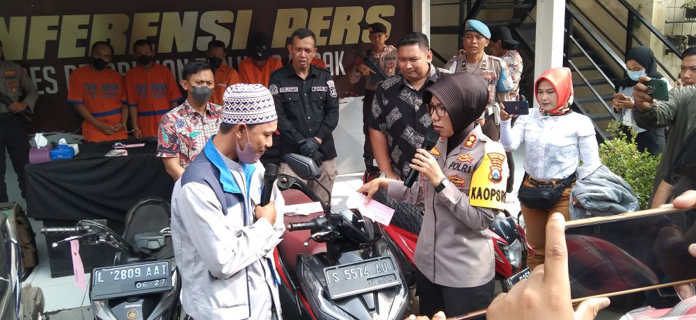 Kapolres Pelabuhan Tanjung Perak Surabaya AKBP Herlina saat release kasus Curanmor dan kembalikan motor hasil curian ke pemiliknya