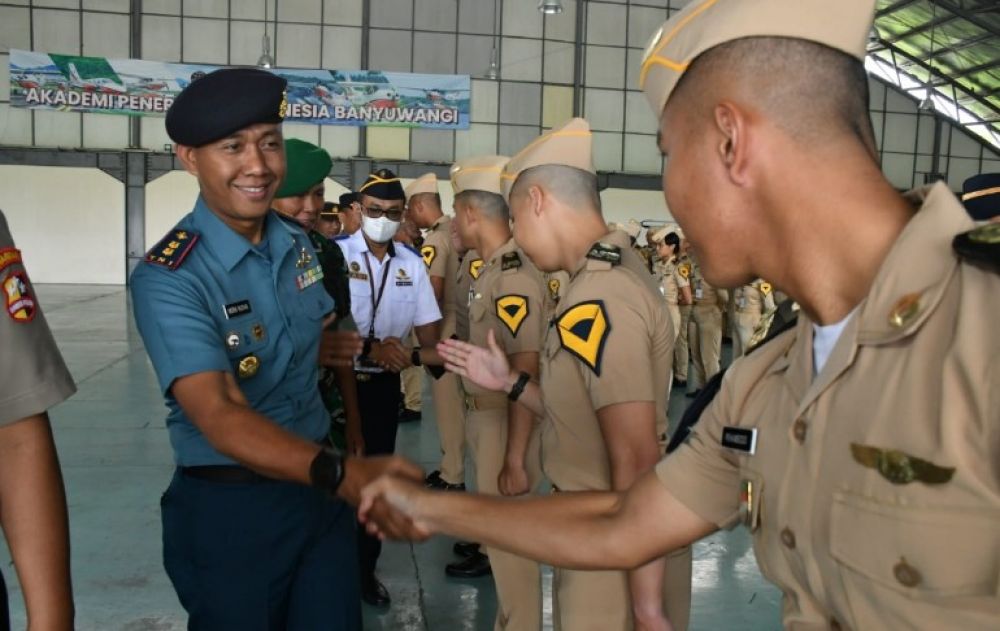 Danlanal Banyuwangi Letkol Laut (P) Indra Nusha Raspati beri selamat Taruna Polud