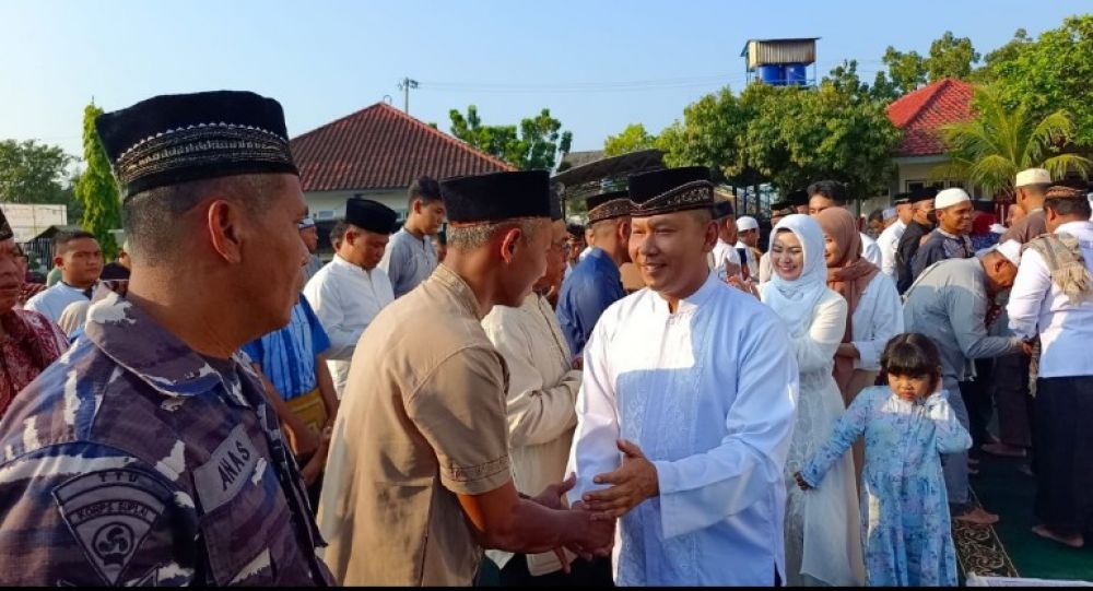 Danlanal Semarang Kolonel Marinir Hariyono Masturi sholat Idul Fitri bersama keluarga lanal Semarang