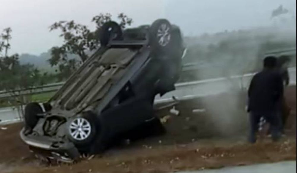 Mobil Ertiga Terbalik di Tol jombang 2 Orang Terluka